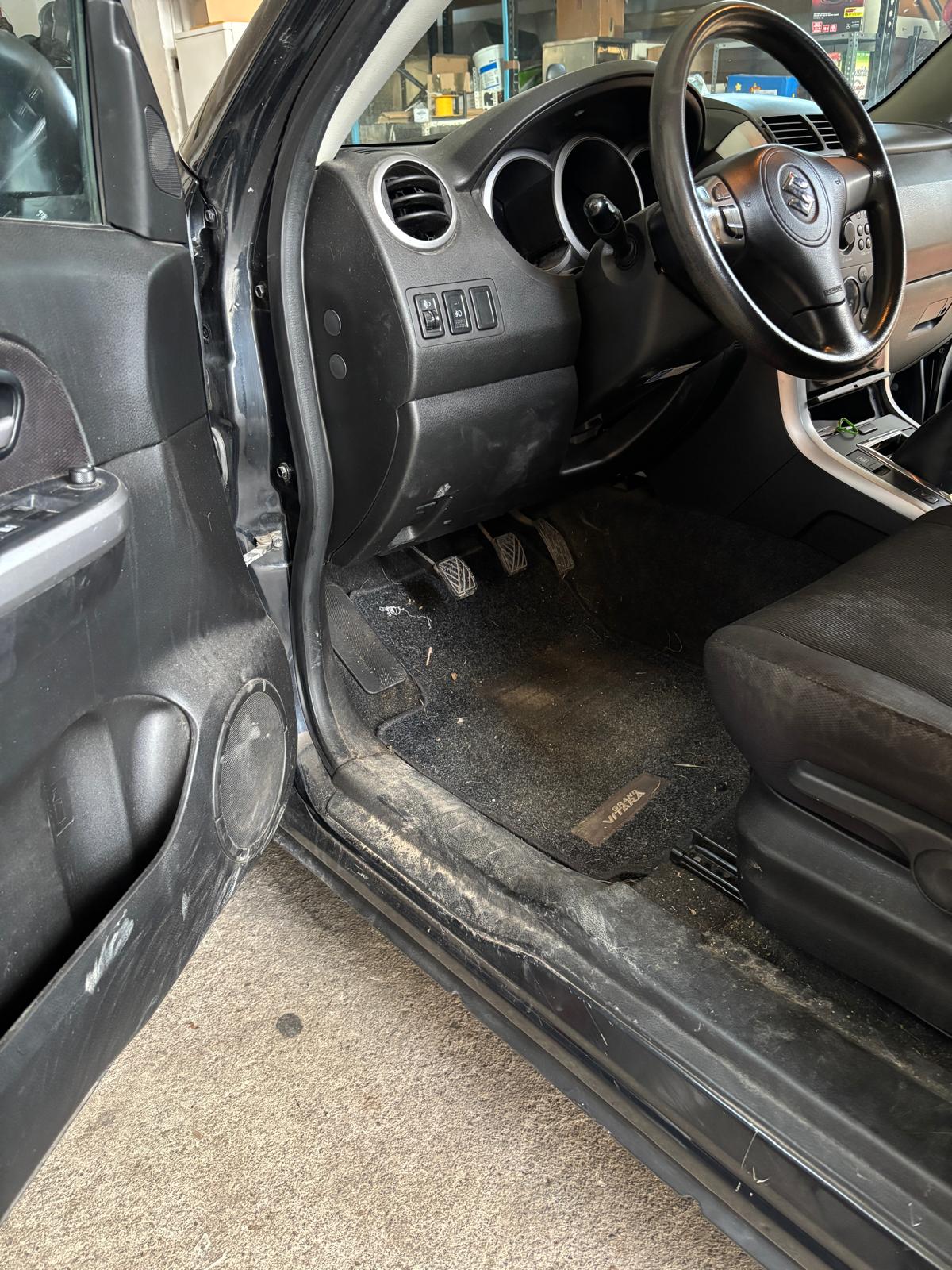 Interior de coche antes de una limpieza profesional