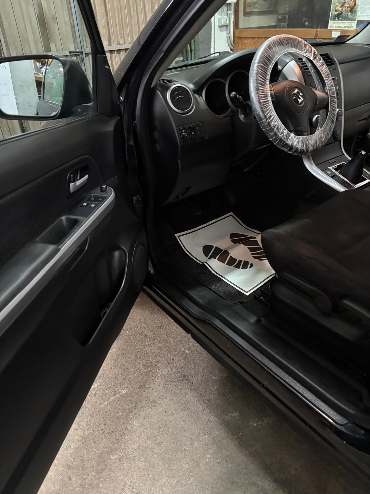 Interior de coche después de una limpieza profesional en LCM Lavado & Detailing